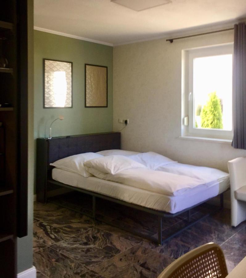 Neues Zimmerapartment Mit Bad Neckarwestheim Esterno foto